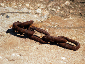 a rusty rusty chain