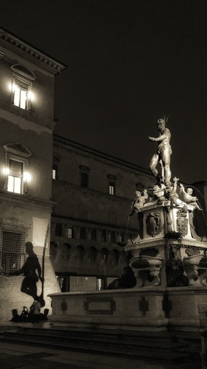 B&W statue in Bologna