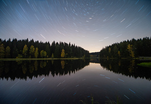 Star trails over the Vogtland lake.