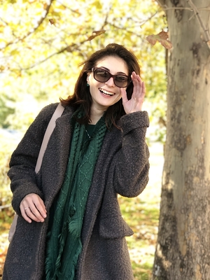 Smiling woman with sunglasses looking into camera