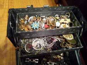 Collection of vintage brooches