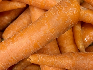 bulk carrots at the market
