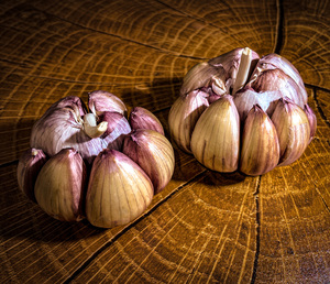 Beautiful picture of garlics on wood