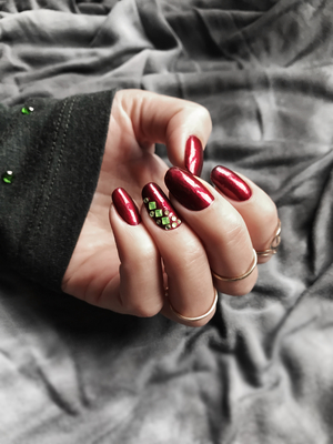 red manicure with decor r