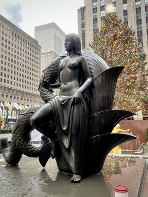 statue at the Rockefeller center
