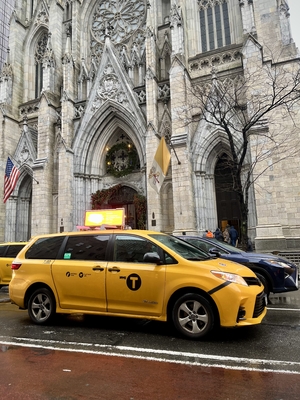 Yellow New York taxi in front of St. Patrick’s Cathedral