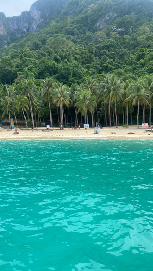 Tropical beach and ocean of Palawan
